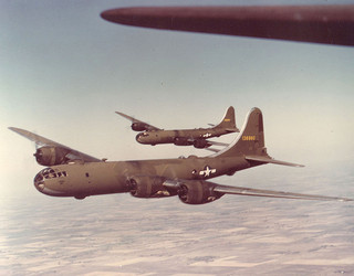 B-29爆撃機と対空砲