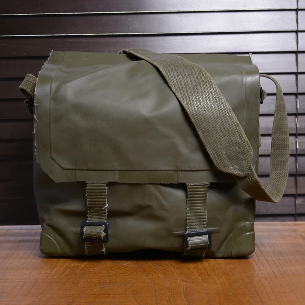 オランダ軍放出品 ショルダーバッグ PVC素材 OD 仕切りあり