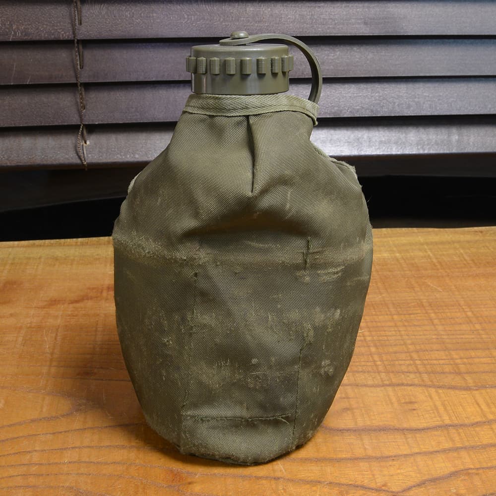 オーストリア軍放出品 キャンティーン プラスチック製 1QT ポーチ付き