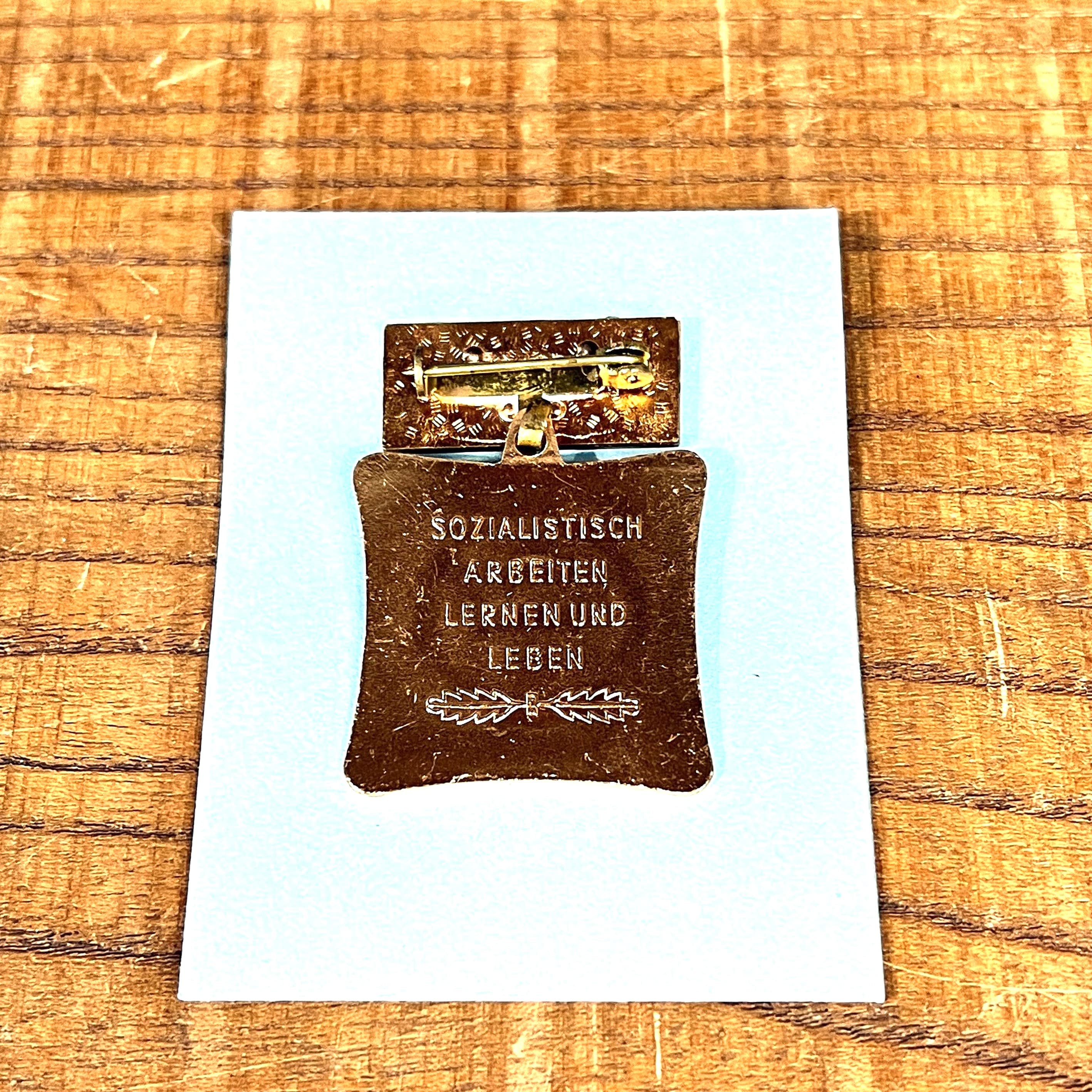 東ドイツ放出品 社会主義労働集団優秀バッジ 勲章 | ミリタリー