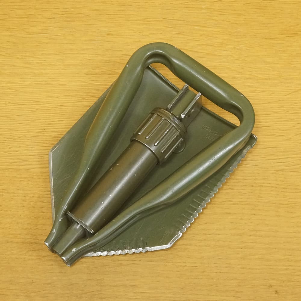 ドイツ軍放出品 折りたたみスコップ 三つ折り 樹脂製ケース付き