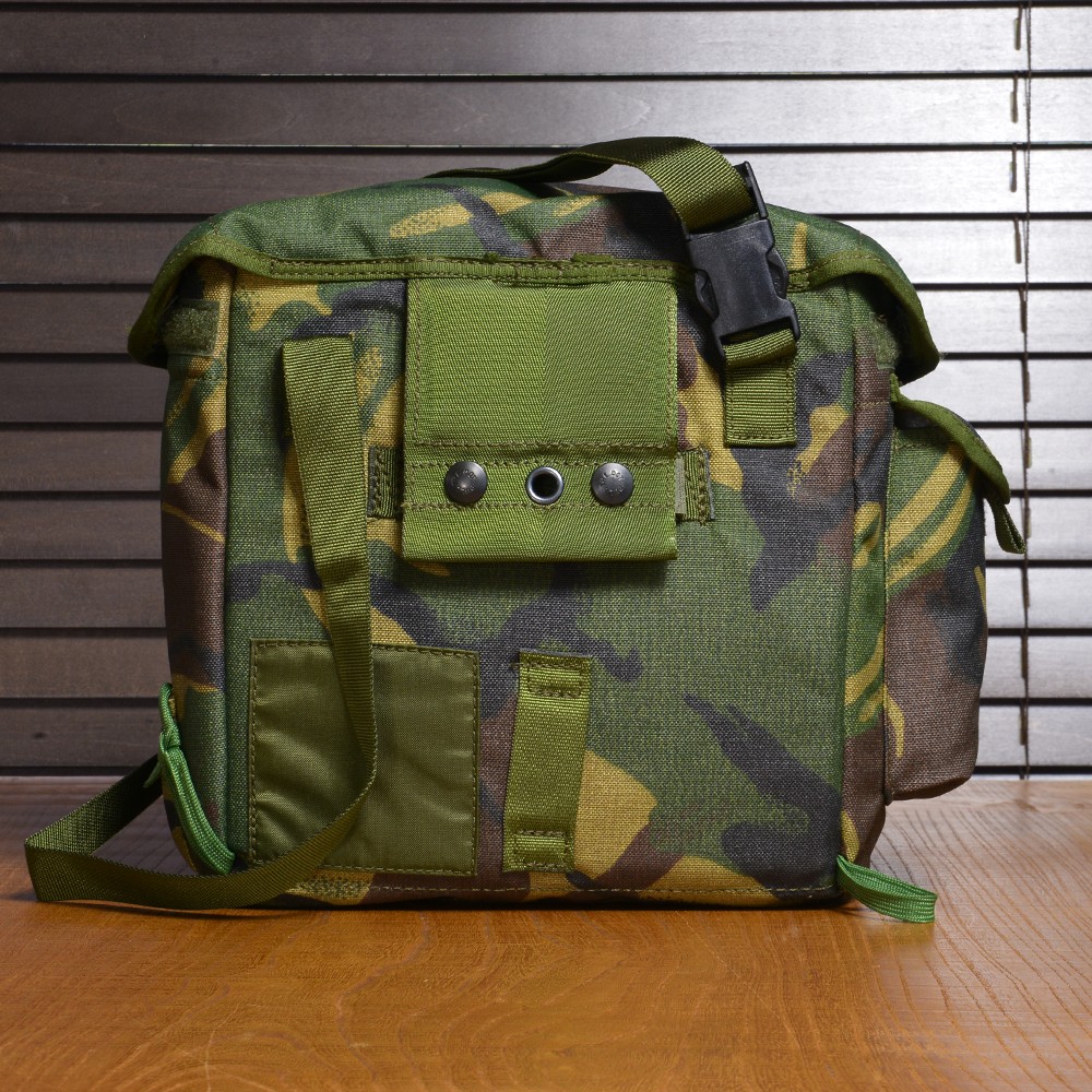 イギリス軍DPMタープ・ガスマスクバッグ、東ドイツ軍幕 イギリス軍放出品 ガスマスクバッグ DPM迷彩 デッドストック品