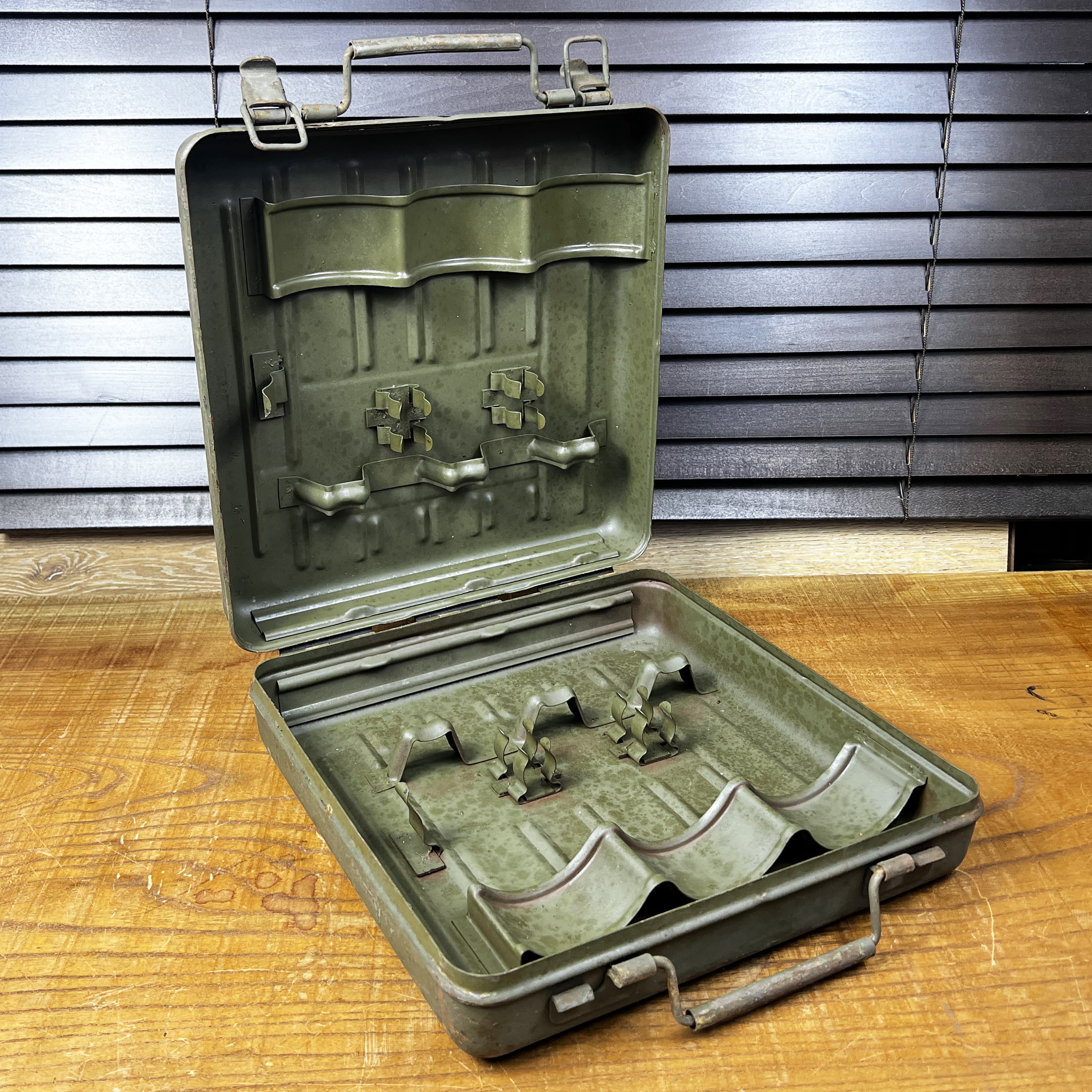 イタリア軍放出品 アモカン スチール製 81mm迫撃砲弾用 オリーブドラブ