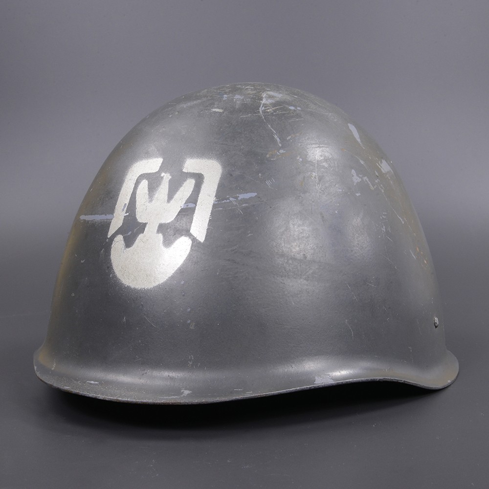 ポーランド軍放出品 ヘルメット WZ67 スチール製 第二次世界大戦