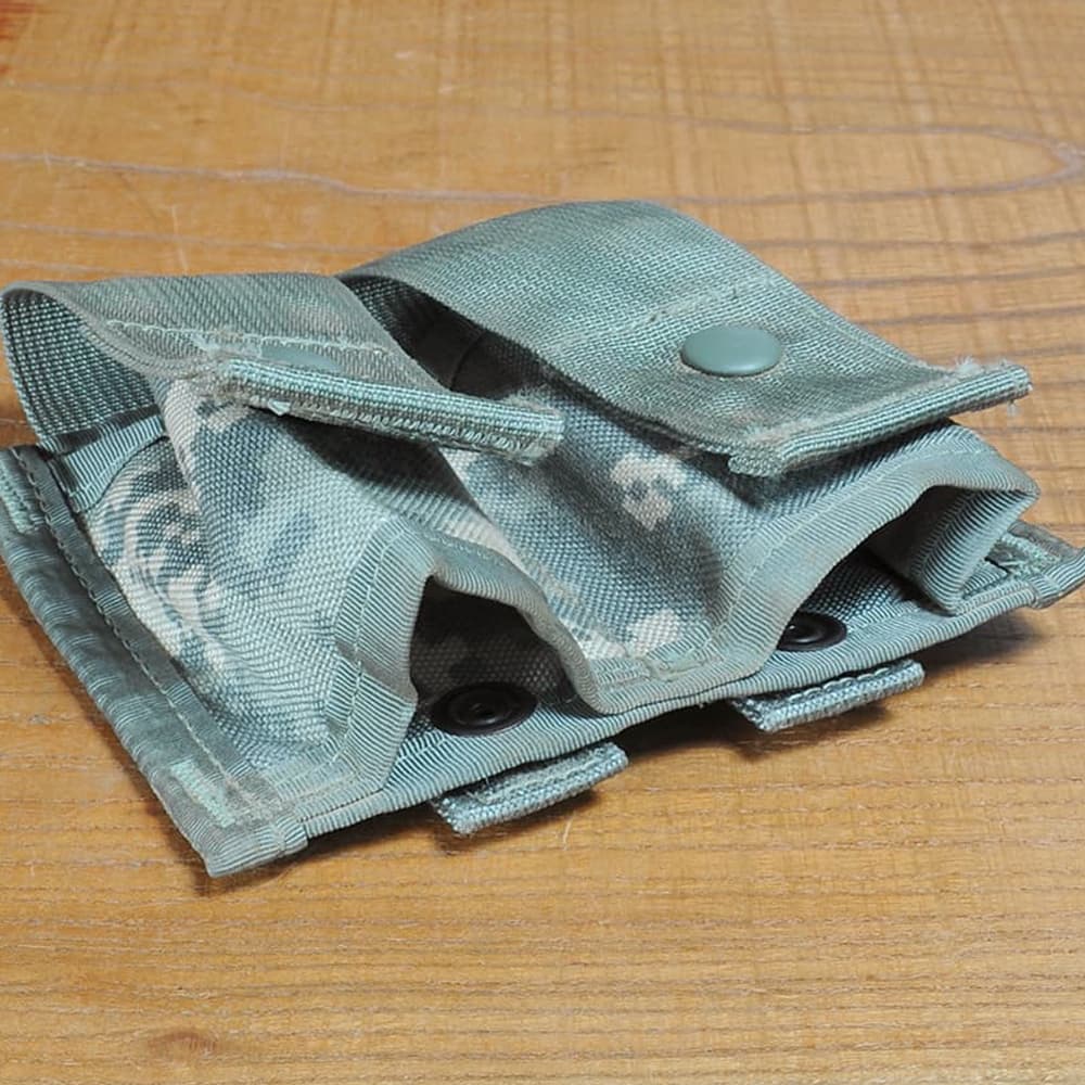 米軍放出品 ダブルグレネードポーチ MOLLE II 40MM ACU ⁄ UCP迷彩 米軍放出品 ダブルグレネードポーチ MOLLE II 40MM ACU ⁄ UCP迷彩