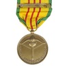 アメリカ軍放出品 記章 ベトナムサービスメダル ベトナム戦争従軍記章 略綬付き デッドストック