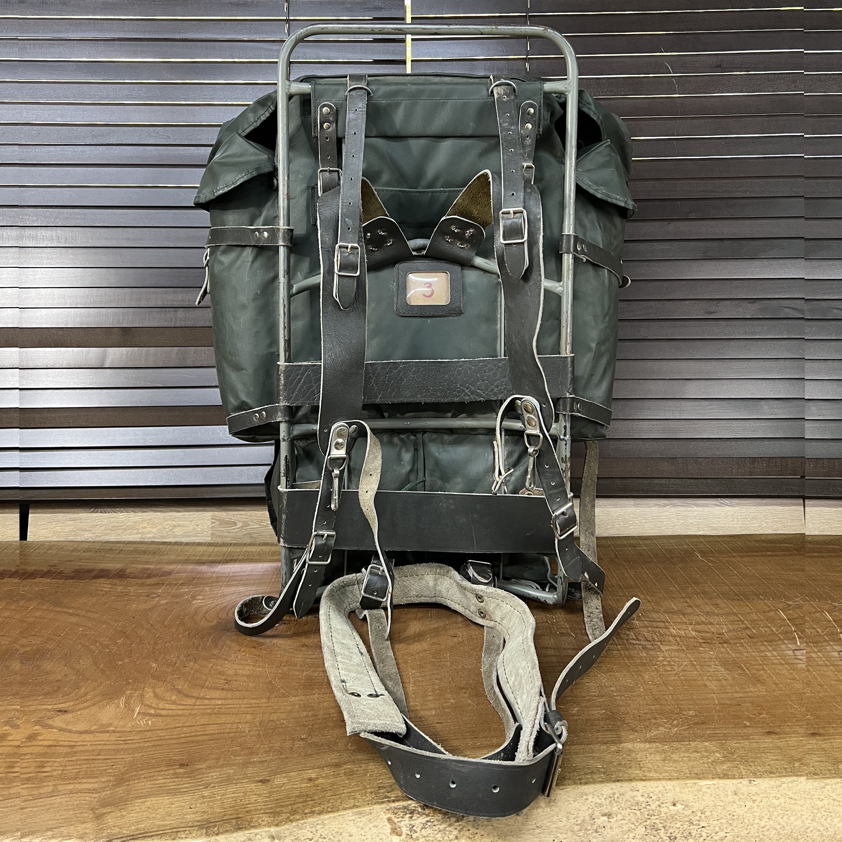 フィンランド軍放出品 バックパック 大型 スチールフレーム グレー 