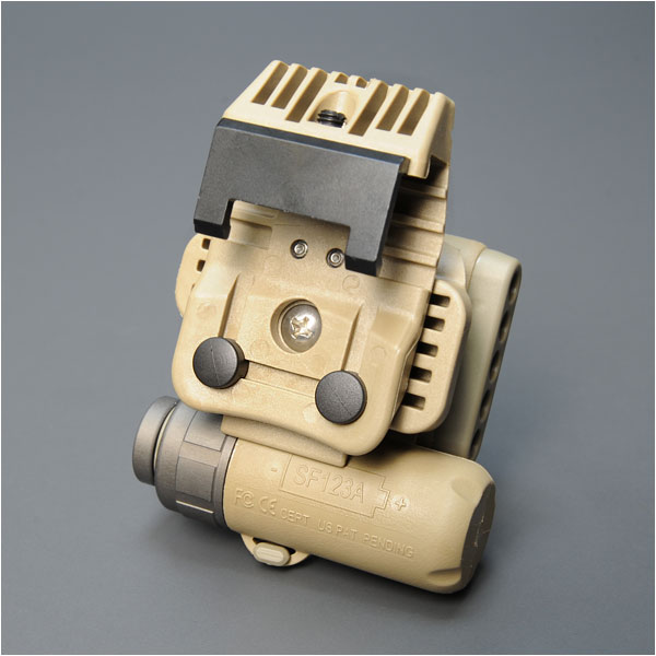 米軍　SUREFIRE コンバットライト　TAN 新品 シュアファイア ヘルメットライト WH IR タン | ミリタリーショップ