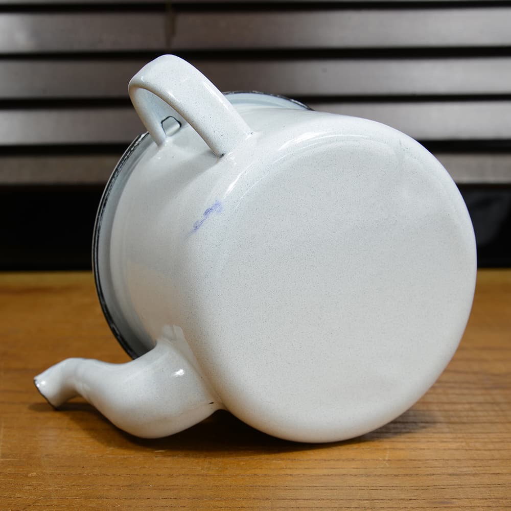 チェコ軍放出品 吸い飲み器 ホーロー製 フィーディングカップ