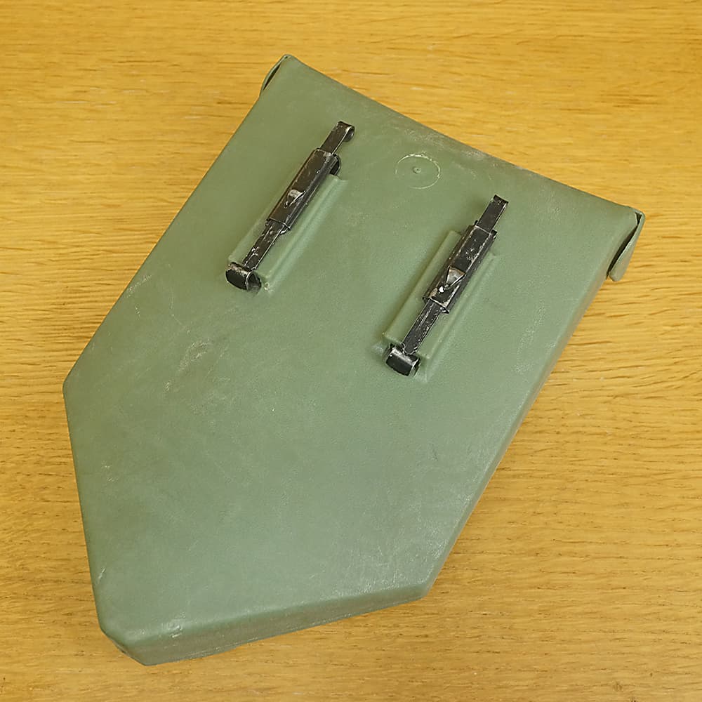 ドイツ軍放出品 折りたたみスコップ 三つ折り 樹脂製ケース付き