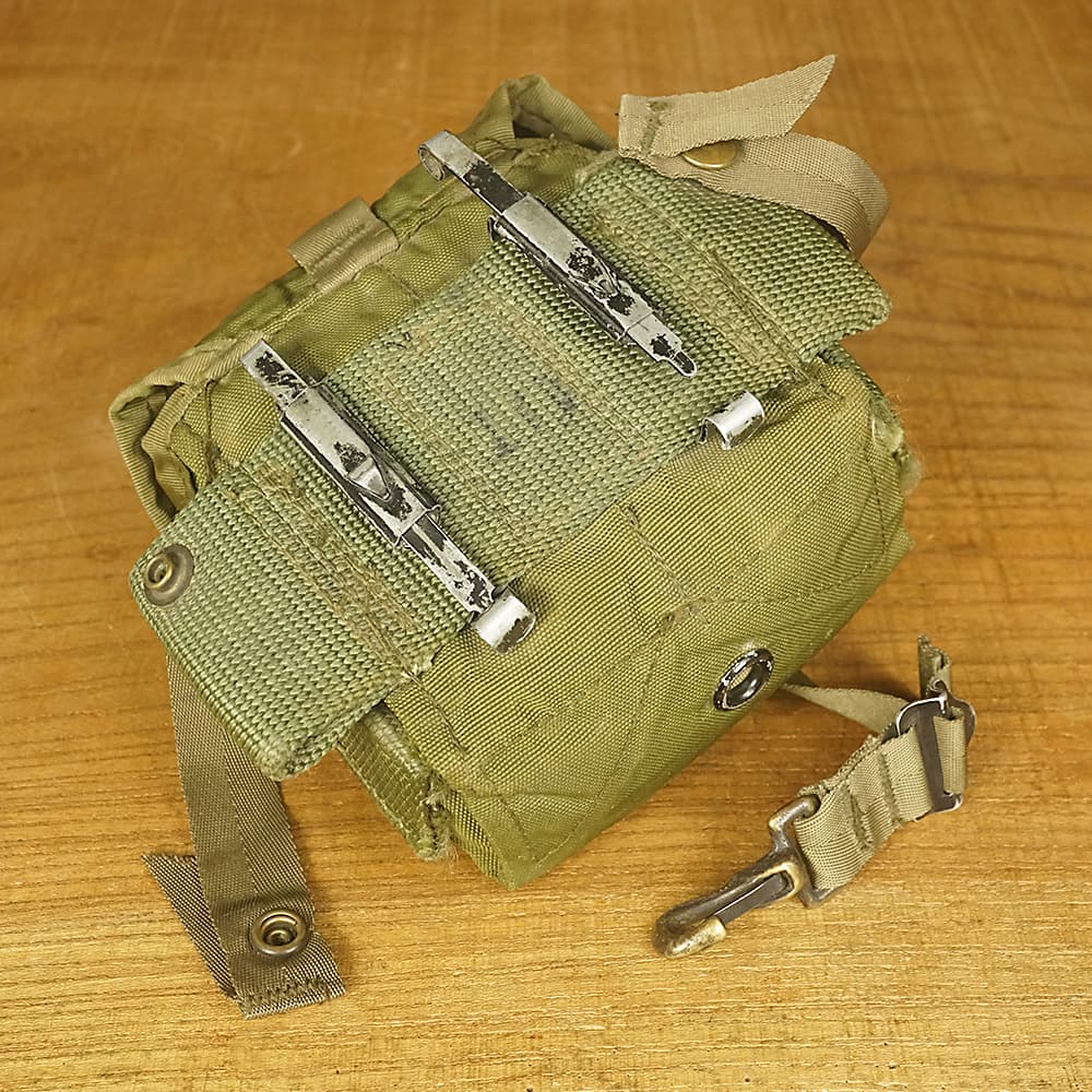 米軍M-16ライフル用20連マガジンAR-15アドベンチャーライン社製美品 米軍放出品 ライフルマガジンポーチ M16/M4/AR15 20連マグ4本収納 MLCE