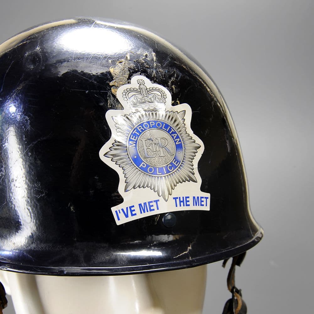 ミリタリーショップ レプマート イギリス警察 放出品 ヘルメット F1型 ロンドン警視庁ステッカー付