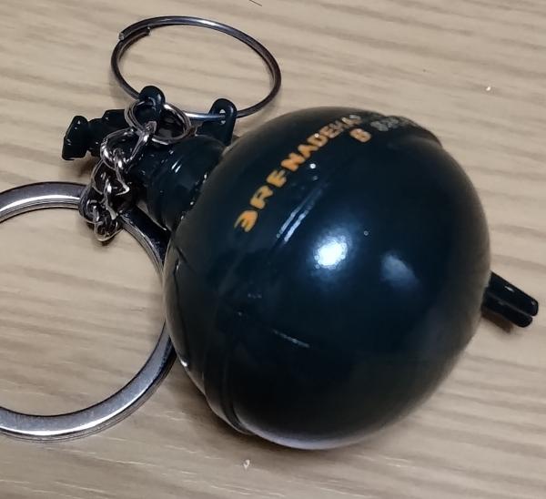 手榴弾型キーホルダー2色セット Amazon.co.jp: M-67破片手榴弾型 キーホルダー 金属製 : ホビー