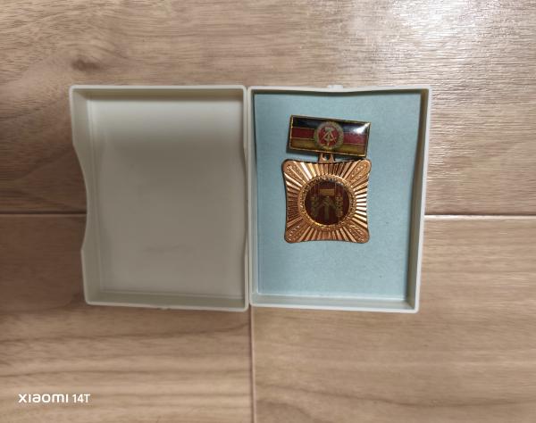 東ドイツ放出品 社会主義労働集団優秀バッジ 勲章 | ミリタリー